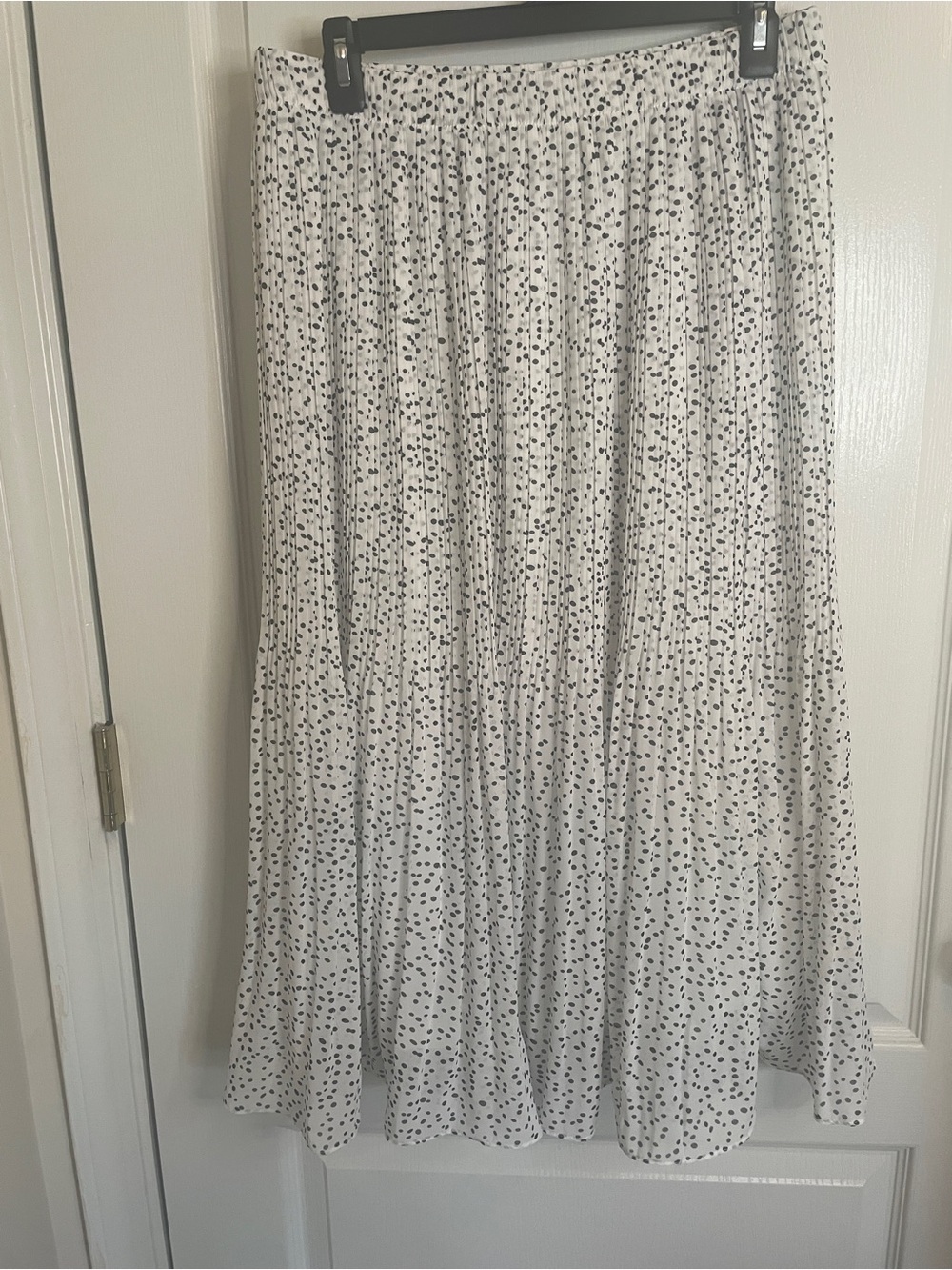 WD•NY Pleated Timeless White and Black Polka-Dot Midi Skirt Size Medium